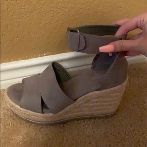 Universal thread gray basket weave wedges